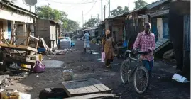  ?? FOTO: LEHTIKUVA/AFP PHOTO/STRINGER
FOTO: LEHTIKUVA/AFP PHOTO/LAMIN KANTEH ?? En stängd marknad i Banjul i Gambien. En stor orsak till att många gambier försöker ta sig till Europa är arbetslösh­eten i landet.