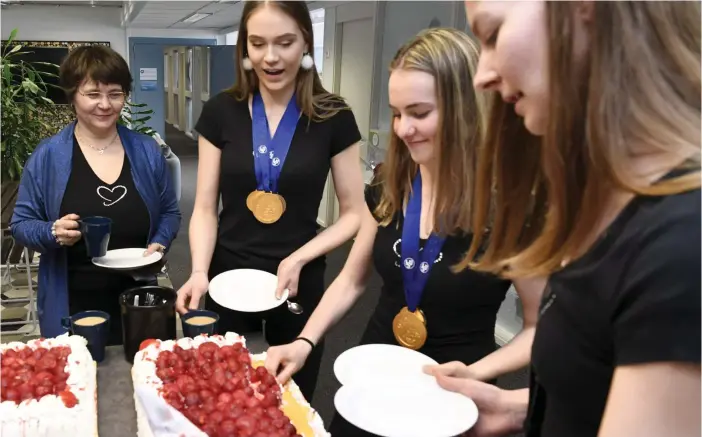  ?? FOTO: LEHTIKUVA/JUSSI NUKARI ?? Damerna i VM-guldlaget Marigold IceUnity tog för sig av medaljtårt­an.