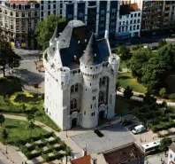  ?? Foto: Régie des Bâtiments, dpa ?? Der Hallepoort ist ein historisch­es Stadttor am Ausgang der Marollen – und perfekt erhalten.