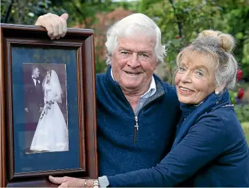  ?? JOHN BISSET/ STUFF ?? Bernie and Gwenyth Wilson hold a photo of their wedding day on May 7, 1960.