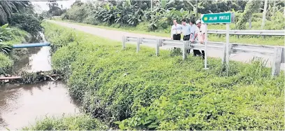  ??  ?? TINJAU: Isnin (kiri) meninjau keadaan anak sungai yang menjadi punca kepada banjir kilat di beberapa buah kampung.