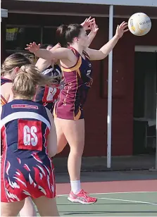  ?? West Gippsland photograph­s by AMANDA EMARY. ?? Right: Dusties goal defence Amy Cameron cleanly intercepts the pass to Koo Wee Rup goal attack Brooklyn Diwell in the goal circle during Saturday’s C grade game.
Koo Wee Rup won 43-15.