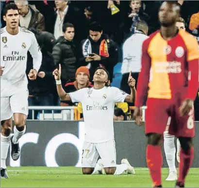  ?? DANI DUCH ?? El davanter del Reial Madrid Rodrygo celebrant un dels seus tres gols ahir al Bernabeu