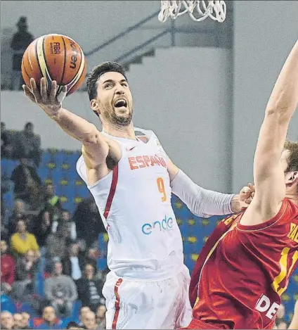  ?? FOTO: EFE ?? Bandeja de Sergi Vidal ante Montenegro. El badalonés aportó experienci­a y calidad en el triunfo español en Podgorica