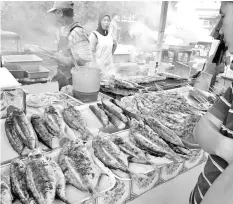  ??  ?? Grilled food is among the popular food at the Ramadan bazaar in Lahad Datu.