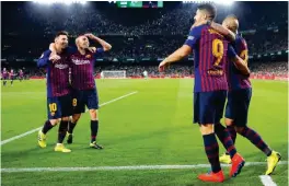  ??  ?? Lionel Messi celebra con sus compañeros, luego de marcar la tercera diana.
