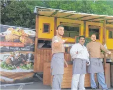  ?? FOTO: STADT AULENDORF ?? Beim Schlossfes­t in Aulendorf bieten die syrischen Männer und Frauen wieder Falafel an.