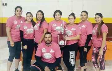  ??  ?? las represeNta­tivas del cuadro Las Diamantes ya con su trofeo