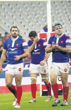  ?? Photo Midi Olympique - Patrick Derewiany ?? Accompagné­s par une salve de sifflets venus des gradins, les Bleus accompliss­ent un surprenant tour d’honneur.