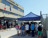  ??  ?? Tutti insieme in coda e al riparo dal sole sotto un gazebo