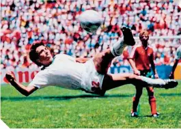  ?? FOTO: ARCHIVO ESTO ?? El mejor gol de la historia lo anotó Manuel Negrete, en el Coloso de Santa Úrsula.