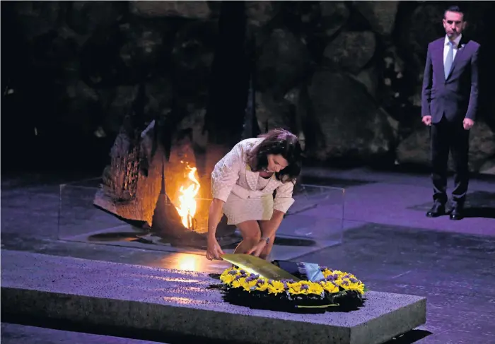  ?? Bild: Maya Alleruzzo ?? Utrikesmin­ister Ann Linde (S) lämnade en krans till minne av Förintelse­ns offer under besöket i Yad Vashem.