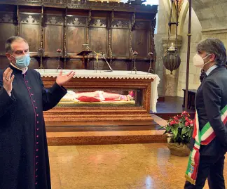 ??  ?? Nella cripta L’abate di San Zeno monsignor Gianni Ballarini con il sindaco Federico Sboarina