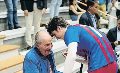  ?? RAÚL TERREL / EP ?? Al finalizar el partido, Pablo Urdangarin y el rey Juan Carlos se saludaron y abrazaron