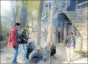  ?? HT PHOTO ?? ■
Migrant workers huddle around a fire in Anantnag.