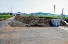  ?? Foto: kk ?? Bei etlichen Überfahrte­n am neuen Hochwasser­damm von Balzhausen sind die ein biegenden Radien der Flurstraße­n derart eng bemessen, dass ein längeres landwirt schaftlich­es Gespann den Weg nicht, oder nur schlecht benutzen kann.