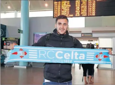  ??  ?? ILUSIONADO. Maxi Gómez posó con la bufanda del Celta nada más aterrizar en el Aeropuerto de Vigo.