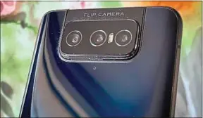  ??  ?? ##Jev#172-54-https://tinyurl.com/y34svfvo
Flip Camera, le module photo rotatif du Zenfone 7 Pro d’asus, est ingénieux.