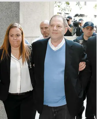  ?? PHOTO AFP ?? Harvey Weinstein était escortée à son arrivée au tribunal de Manhattan hier.