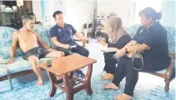  ?? ?? LAWAT: Heldahwati (kiri) bersama Aryanie (dua kiri) sedang menemu bual seorang penduduk kampung yang memerlukan semasa program itu.