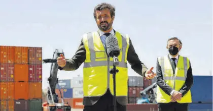  ?? FABIÁN SIMÓN / EUROPA PRESS ?? El líder del PP, Pablo Casado, durante una visita a la Terminal Marítima de Zaragoza, ayer.