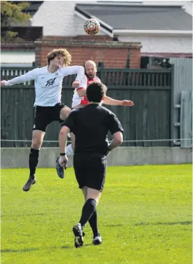  ?? PHOTO: KIM LLOYD ?? Ouch . . . Caversham’s Aaron Corkhill cops an elbow from Roslyn’s Nick Treadwell during their premier club football game at Tonga Park on Saturday. Corkhill had to leave the field concussed.