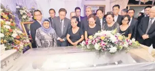  ??  ?? SATU KEHILANGAN BESAR: Abang Johari dan isteri Datin Patinggi Dato Juma’ani Tuanku Bujang memberi penghormat­an terakhir kepada mendiang Celestine. Turut kelihatan Elizabeth (tiga kiri) serta anak-anak mendiang.