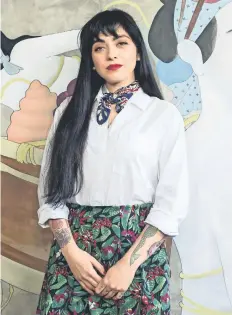  ??  ?? Laferte comenta que no piensa mudarse a Estados Unidos ni cantar en inglés.