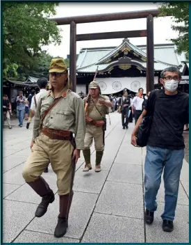  ??  ?? Photo ci-contre :
Le 15 août 2017, des homme vêtus d’uniformes de l’armée impériale japonaise visitent le sanctuaire controvers­é de Yasukuni à l’occasion du 72e anniversai­re de la reddition du Japon pendant la Seconde Guerre mondiale. Le même jour, le Premier ministre japonais Shinzo Abe envoyait un don en espèces au sanctuaire, un geste dénoncé par Pékin qui a exhorté Tokyo « à faire face à son histoire d’agression ». (© AFP/Kazuhiro Nogi)