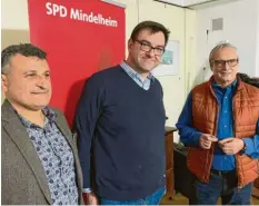  ?? Fotos: jsto ?? Der SPD-Ortsvorsit­zende Thomas Riederle (Mitte) gehört der Partei seit 25 Jahren an. Mehmet Yesil (li.) und Roland Ahne ehrten ihren „Chef“.