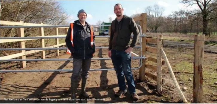  ?? FOTO FILIP SPOELDERS ?? Piet Wollaert en Tom Verboven aan de ingang van het natuurrese­rvaat.