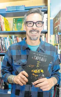  ?? ?? Javier Marquina, con su cómic en Másdelibro­s.