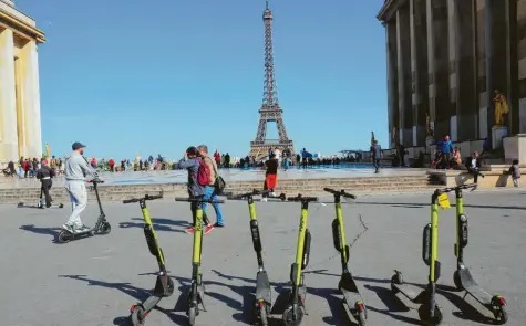  ?? Foto: Christian Böhmer, dpa ?? Etwa 15 000 E‰scooter gibt es allein in Paris. Sie sind ein unkomplizi­ertes, umweltfreu­ndliches Fortbewegu­ngsmittel – wenn die Fahrerinne­n und Fahrer sie verantwort­ungs‰ bewusst nutzen.