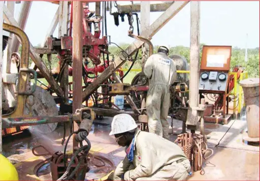  ??  ?? Workers working on an oil refinery