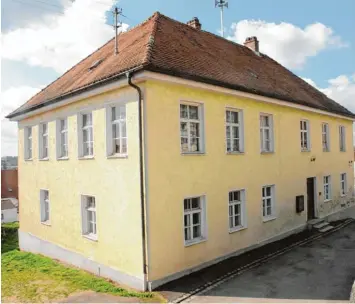  ?? Archivfoto: Martin Golling ?? Die alte Schule in Gebenhofen ist renovierun­gsbedürfti­g. Und erhaltensw­ert. Denn das klassische dörfliche Ensemble mit Kirche, Pfarrhaus und Schule in der Ortsmitte gibt es nicht mehr häufig.