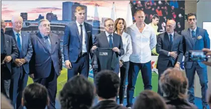  ??  ?? SIN DORSAL. Lunin recibió su nueva camiseta, sin número, aunque se le dio la taquilla correspond­iente al ‘16’.