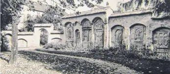  ?? FOTO: STADTARCHI­V RAVENSBURG ?? Als diese Aufnahme der östlichen Umfassungs­mauer des Alten Friedhofes mit den in Nischen eingelasse­nen Epitaphien entstand, war das Zerstörung­swerk noch nicht so weit fortgeschr­itten.