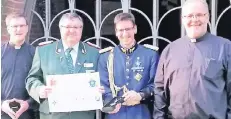  ?? FOTO: SCHÜTZEN ?? Pfarrer Helmut Finzel, Wolfgang Genenger, Hans-Willi Pergens und Pfarrer Roland Klugmann (v.l.) freuten sich über das Anno-Santo-Kreuz.