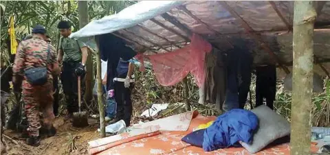  ??  ?? ANGGOTA polis melakukan siasatan di lokasi dua suspek samun yang ditembak mati di Templer Park, Rawang.