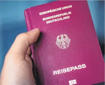  ?? FOTO: FABIAN SOMMER/DPA0 ?? Nach den Plänen der Ampel-Koalition sollen Menschen, die nach Deutschlan­d eingewande­rt sind, schneller als bisher Staatsbürg­er werden können.