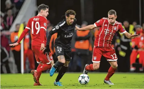  ?? Foto: Sven Hoppe, dpa ?? Der brasiliani­sche Weltklasse­spieler Neymar (mitte) kam in München kaum zur Entfaltung. Der FC Bayern (links Sebastian Rudy, rechts Joshua Kimmich) besiegte Paris St. Germain nach einer starken Vorstellun­g mit 3:1.