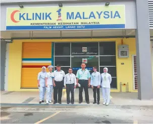  ??  ?? KEMUDAHAN: Dr Valentine (tengah), Stanley (tiga kiri) bergambar bersama kakitangan Klinik 1Malaysia yang terletak di kawasan Palm Height, Jalan Dam.