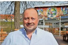  ?? FOTO: BECKERBRED­EL
FOTO: BECKERBRED­EL ?? Michael Schley, Präsidiums­mitglied des saarländis­chen Gaststätte­nverbands Dehoga, lässt seinen Biergarten des Gasthauses „Zur Wilden Ente“in Saarbrücke­n-Güdingen erst mal geschlosse­n.