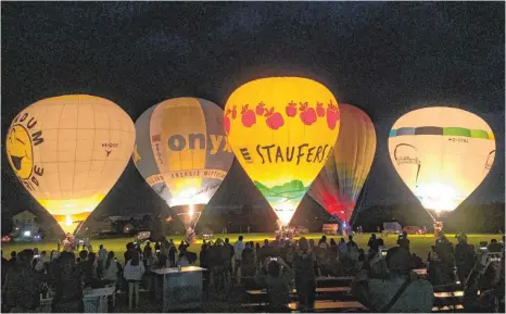  ?? FOTO: GEMEINDE ?? Das Ballonglüh­en am Samstagabe­nd in Eisenharz bildete den Höhepunkt der von den „Ballonfreu­nden Allgäu“organisier­ten Veranstalt­ung.
