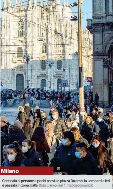  ?? (foto Cremonesi / Imagoecono­mica) ?? Milano
Centinaia di persone a pochi passi da piazza Duomo: la Lombardia ieri è passata in zona gialla