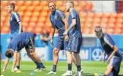  ?? REUTERS ?? Sweden's Andreas Granqvist (left) and John Guidetti (second right) during a training session at Yekaterinb­urg on Tuesday.