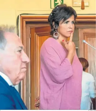  ?? R. CARO / EFE ?? Teresa Rodríguez, durante el juicio por el caso con el empresario Manuel Muñoz, en primer plano.