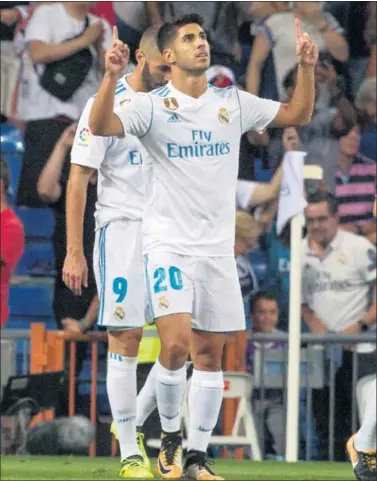  ??  ?? YA ES UN ÍDOLO. Marco Asensio se ha ganado la confianza del público del Bernabéu.