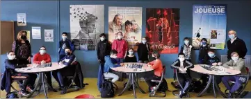  ?? (Photo B. G.-C.) ?? Le foyer décoré d’affiches de films consacrés aux échecs a permis de constater l’intérêt que le septième art porte à cette discipline.