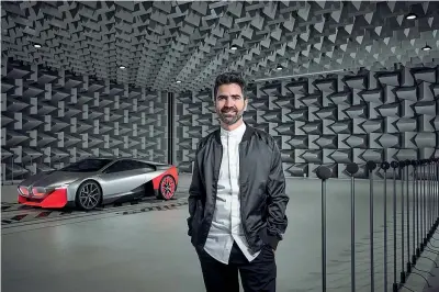  ??  ?? ● Su Corriere.it l’articolo online con i nuovi «sound» delle auto elettriche
Il sound designer Renzo Vitale nella camera anecoica di Bmw, dove effettua i test. Alle sue spalle, la concept car Vision M Next